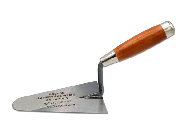 Truelle gravée pour campus