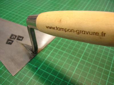 Gravure sur manche de truelle