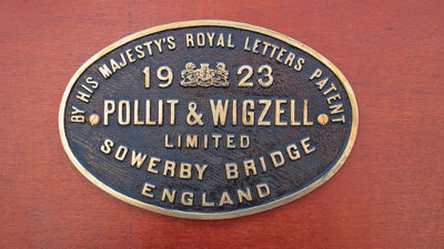 Plaque ovale ancienne en laiton gravé, lettres en relief sur fond sombre