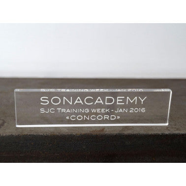 Plaque de trophée incolore